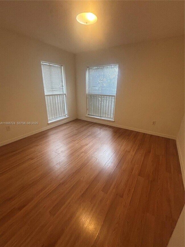 Building Photo - 875 Riverside Dr