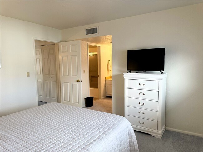 Building Photo - 1800 Club House Dr