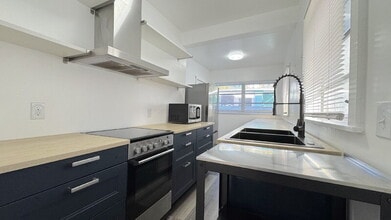 Building Photo - 428 N Oleander Ave