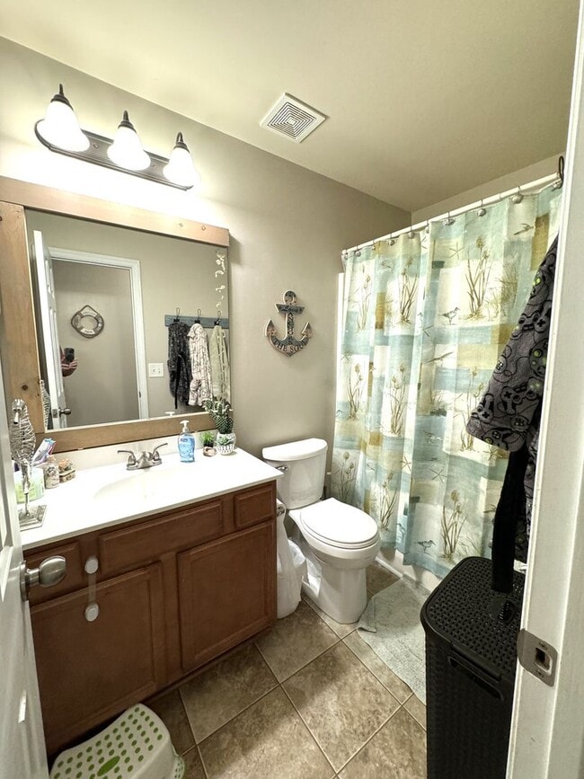 Building Photo - An adorable home within the City!