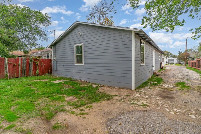 Building Photo - 1322 Galloway Ave