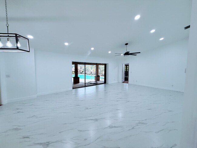 Building Photo - 465 SE Naranja Ave