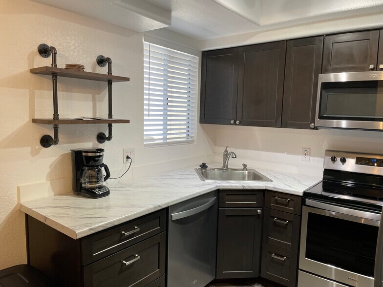 Building Photo - 1825 W Ray Rd