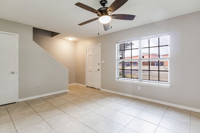 Building Photo - Desirable townhouse centerally located.