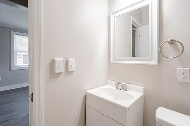 Building Photo - Charming Apartment Downtown Columbia - Hou...