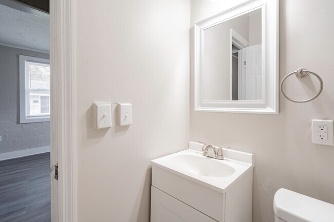 Building Photo - Charming Apartment Downtown Columbia - Housing Vouchers Accepted!