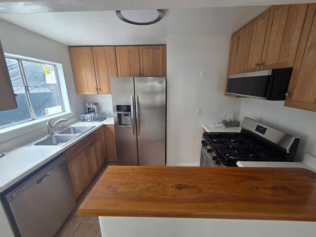 Building Photo - Charming 2 Bed 1 bath "monthly rental" in ...
