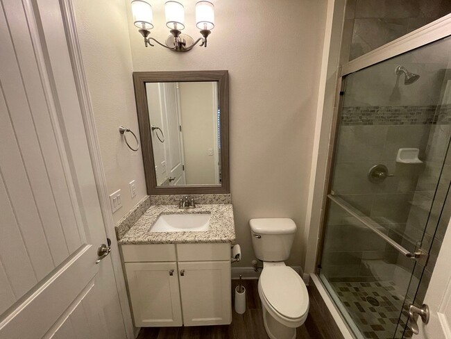 Building Photo - Large 3 Bed 3.5 Bath 2 Car Garage Townhous...