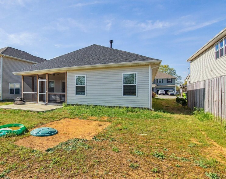 Building Photo - 112 Boomer St