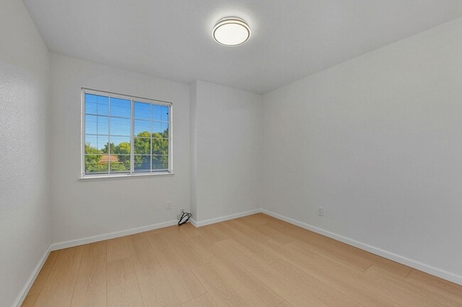 Building Photo - Updated Family Spacious Home w/ Fenced in ...