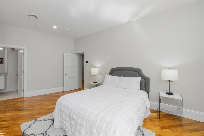 Building Photo - 1248 Beacon St