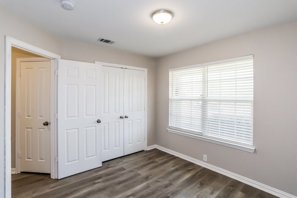 Building Photo - 1813 Sparrow Ln
