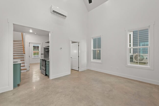 Building Photo - Like New! 2 bedroom 2 bathroom cottage sty...