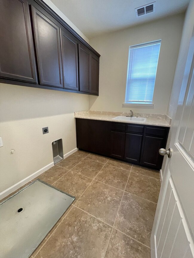 Building Photo - 3845 Lookout Dr