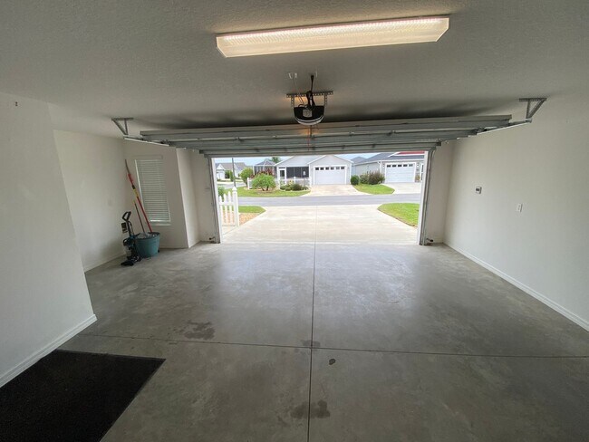 Building Photo - Beautiful, Furnished ANNUAL 2 bed, 2 bath ...