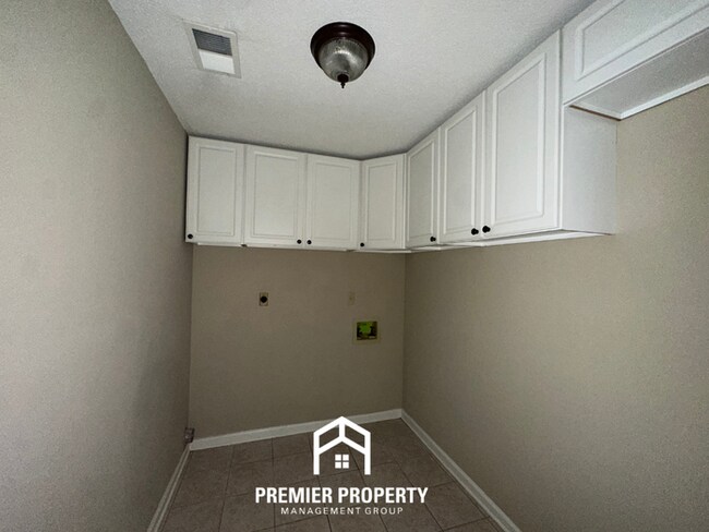 Building Photo - 8842 Aspen View Cove