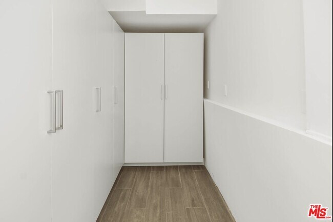 Building Photo - 1105 Alta Loma Rd