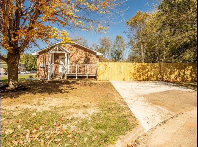 Building Photo - 807 Riviera Dr