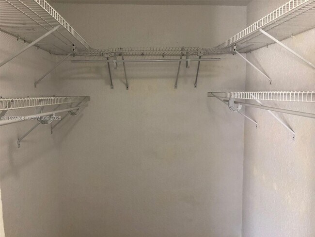 Building Photo - 10744 N Kendall Dr