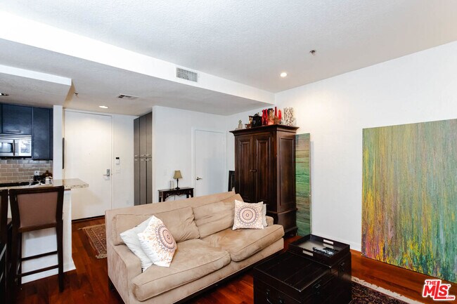 Building Photo - 585 N Rossmore Ave