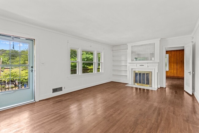 Building Photo - Beautifully Renovated 3 Bedroom 2.5 Bath H...