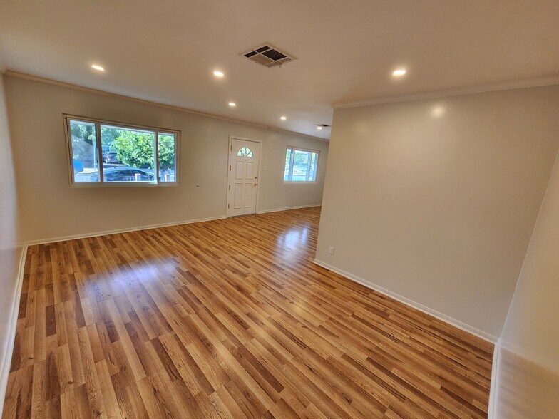 Building Photo - 10447 Cantara St