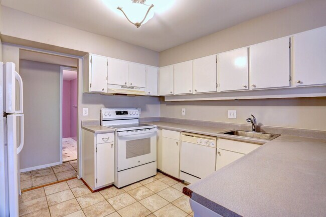 Building Photo - 2BD/1.1BA:  Cozy Columbia Condo