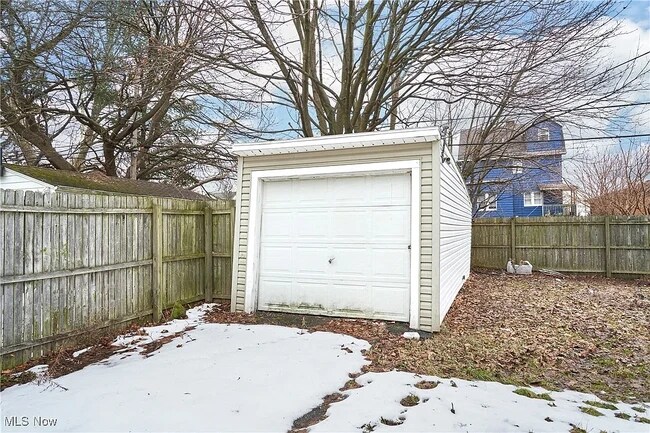 Building Photo - 8606 Vineyard Ave