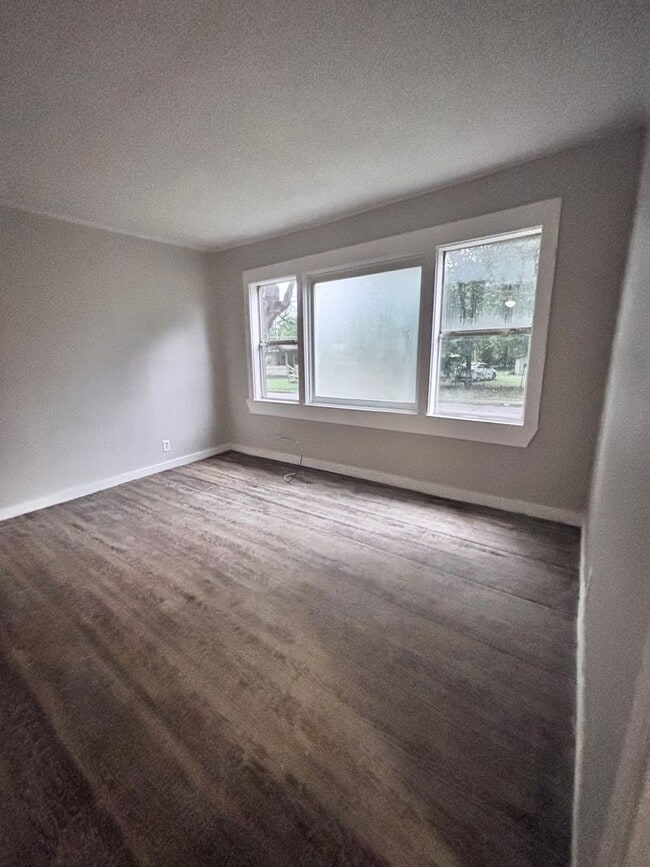 Building Photo - For Rent: Freshly Remodeled 3-Bed, 2-Bath ...