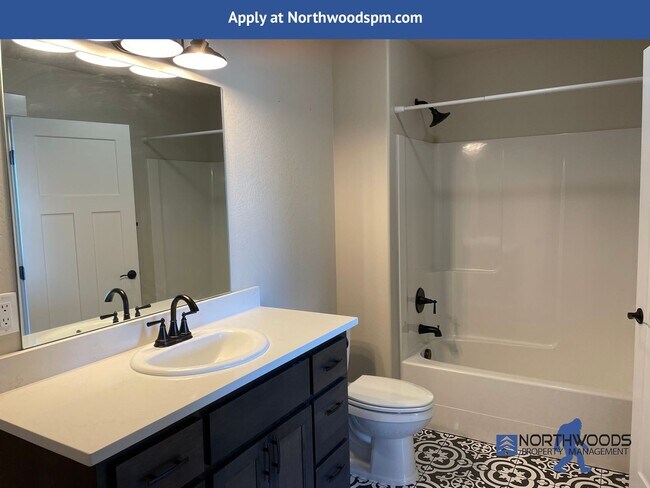 Building Photo - Gorgeous 2 Bedroom 2.5 Bath Townhome  in White City