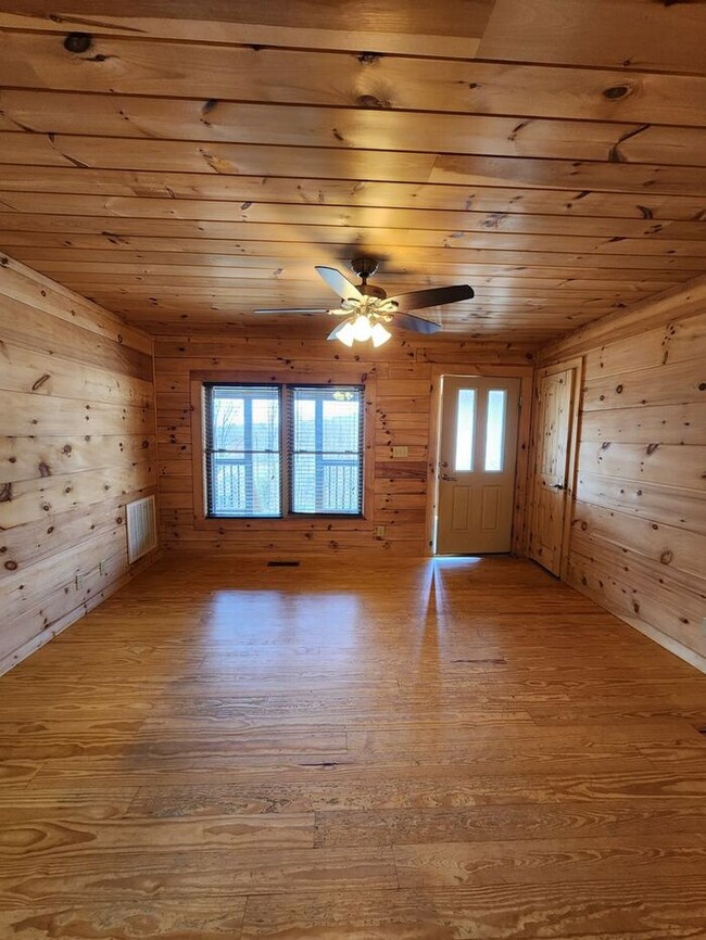 Building Photo - LOCATION! Black Mountain Log Cabin with a ...