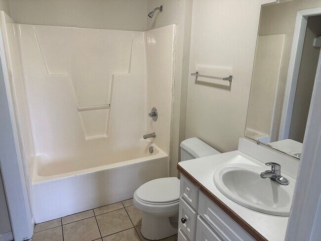 Building Photo - 2215 Cotton Dr