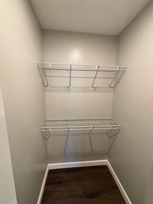 Building Photo - Spacious 3BR Rancher Near Washington Pike – Quiet Setting, Minutes to Downtown!