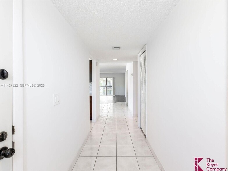 Building Photo - 357 Lakeview Dr