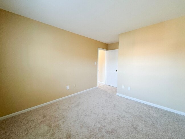 Building Photo - Relaxing 3 Bed 2 Bath Brick Townhome With Fenced Yard In Beautiful Franconia Commons