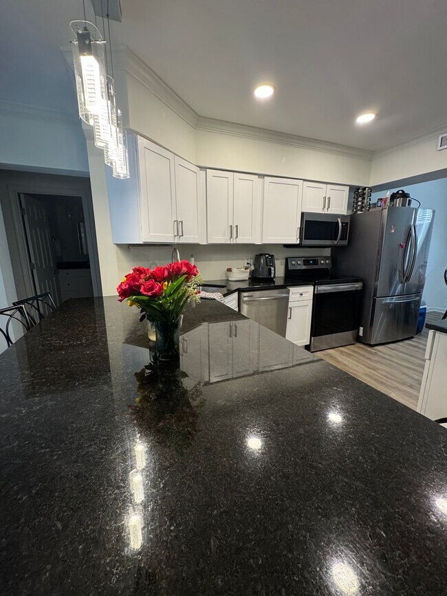 Building Photo - Spacious Renovated 3-Bedroom Condo Near UT...