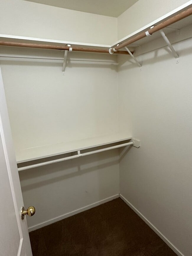 Building Photo - 1724 E Country Ct