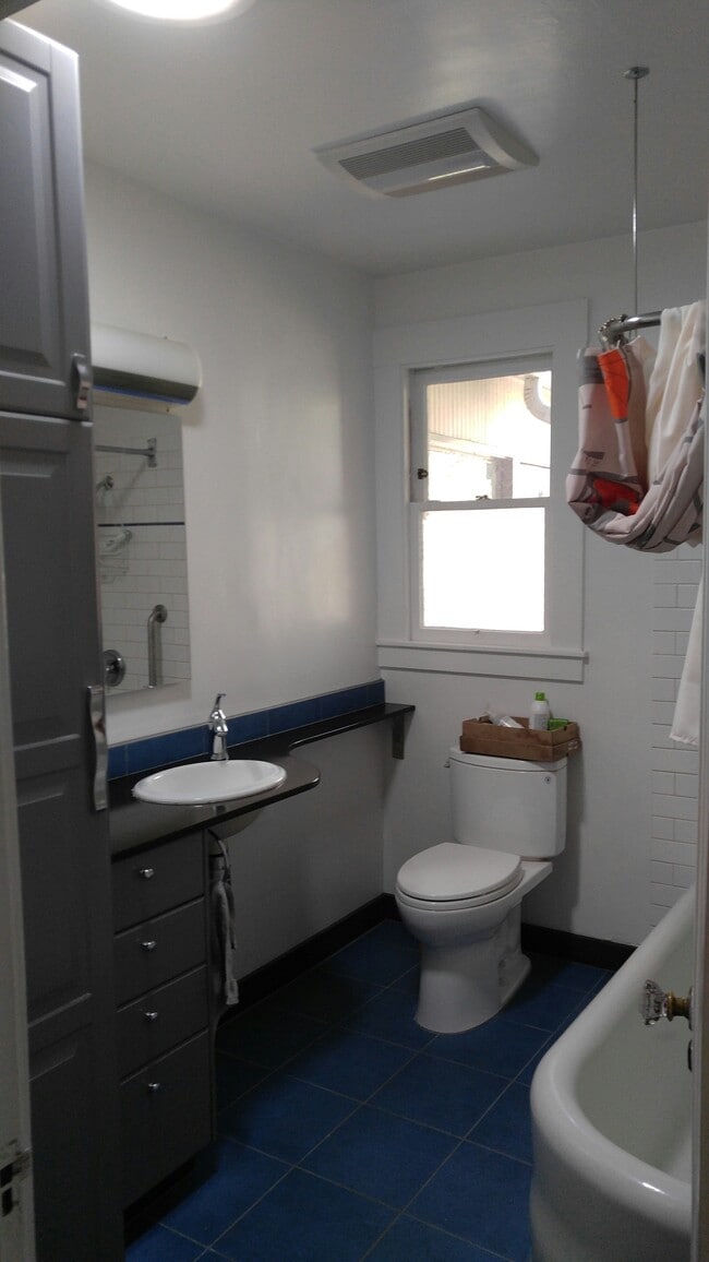 Building Photo - 28 Moss Ave