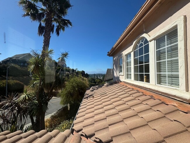 Building Photo - Ocean view home on the hill in Santa Cruz!