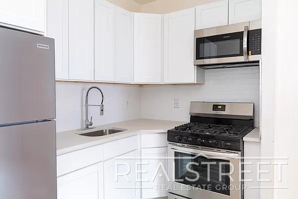 Building Photo - Bright & Modern 3BD/2BA Top-Floor Unit wit...