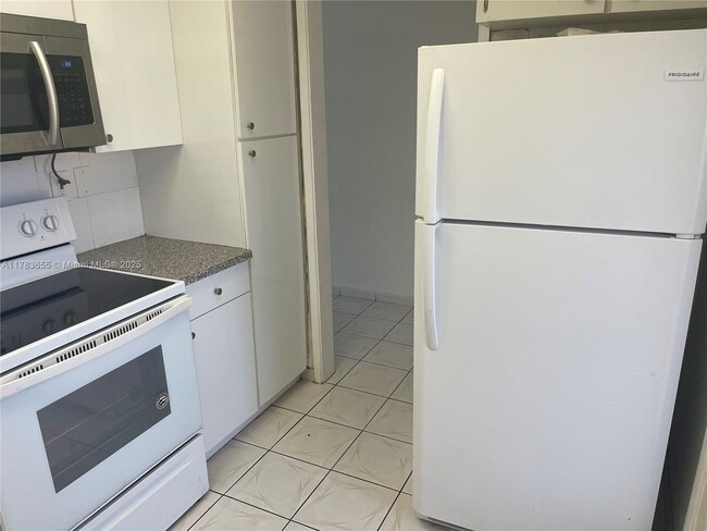 Building Photo - 450 Golden Isles Dr