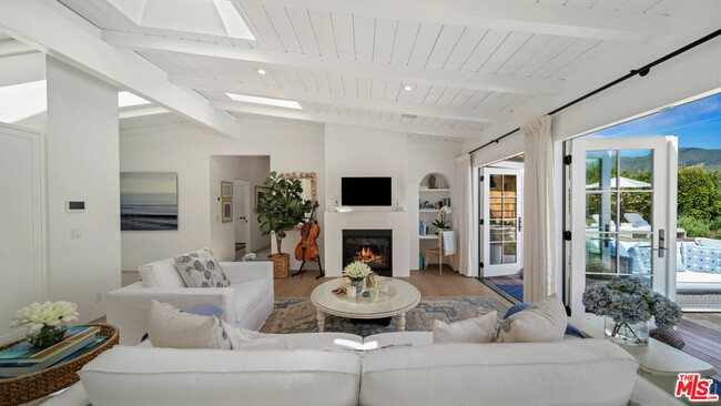 Building Photo - 6540 Dume Dr