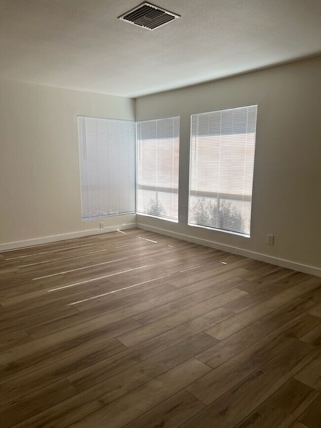 Building Photo - 722