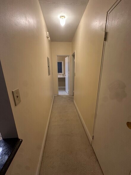 Building Photo - 22 Riverside Dr