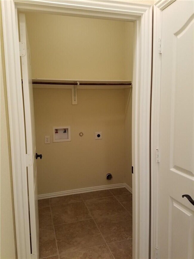 Building Photo - Stunning 3 Bedroom Home in Holland Meadows