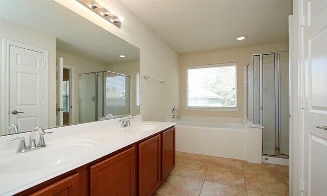 Building Photo - 14 BowerBank Ct