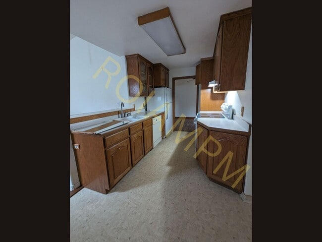 Building Photo - Charming 3 Bed / 1 Bath Home with Office & 2-Car Garage | Great Location Near Fred Meyer