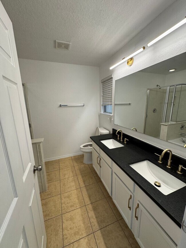 Building Photo - FREE RENT WITH QUICK MOVE IN UP TO NOVEMBE...