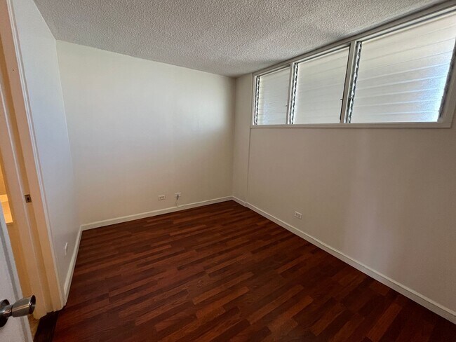 Building Photo - Woodrose (Honolulu) - Basic cable/electricity included!! 2 bedroom, 1.5 bathroom, 1 parking