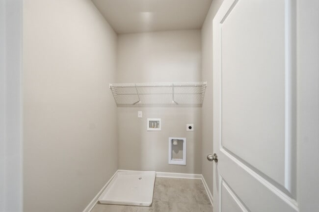 Building Photo - 318 Commons Ave